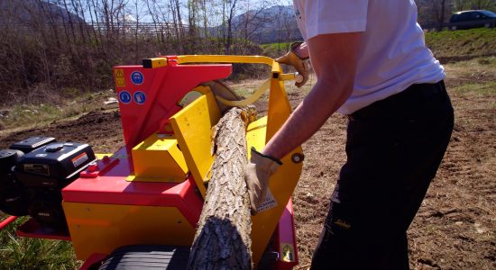 une personne travail le bois avec une machine vendu par sae matériel